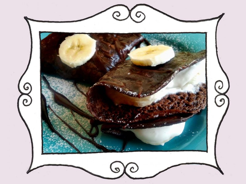 Naleśniki z kakao z dodatkiem banana, waniliowej masy twarogowej i polewą czekoladową